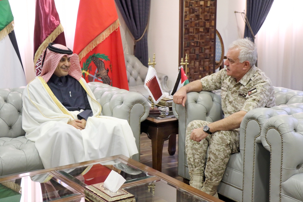 Army chief receives Qatari envoy, Chinese defense attaché