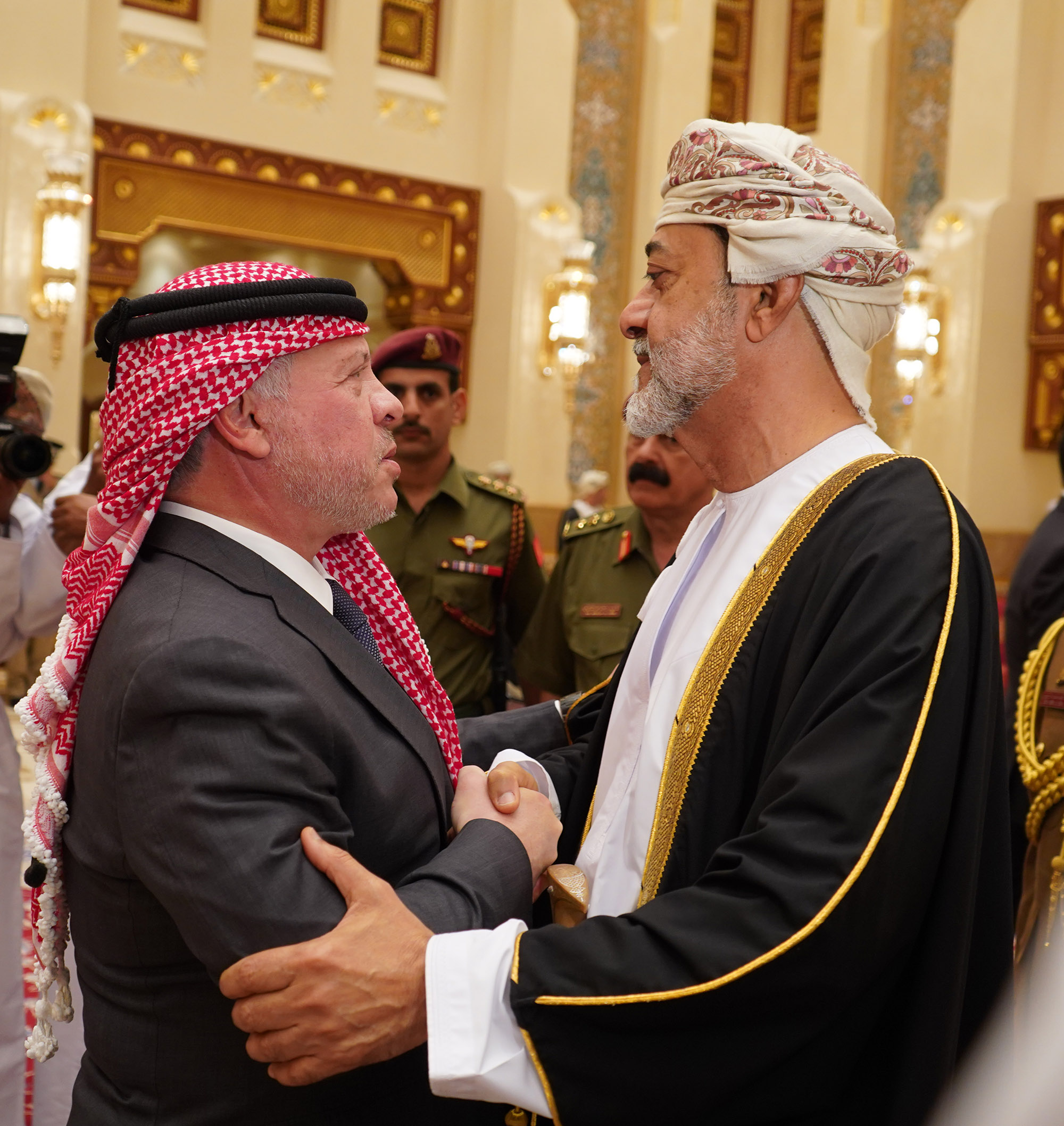 King visits Oman, pays condolences to Sultan Haitham over passing of Sultan Qaboos