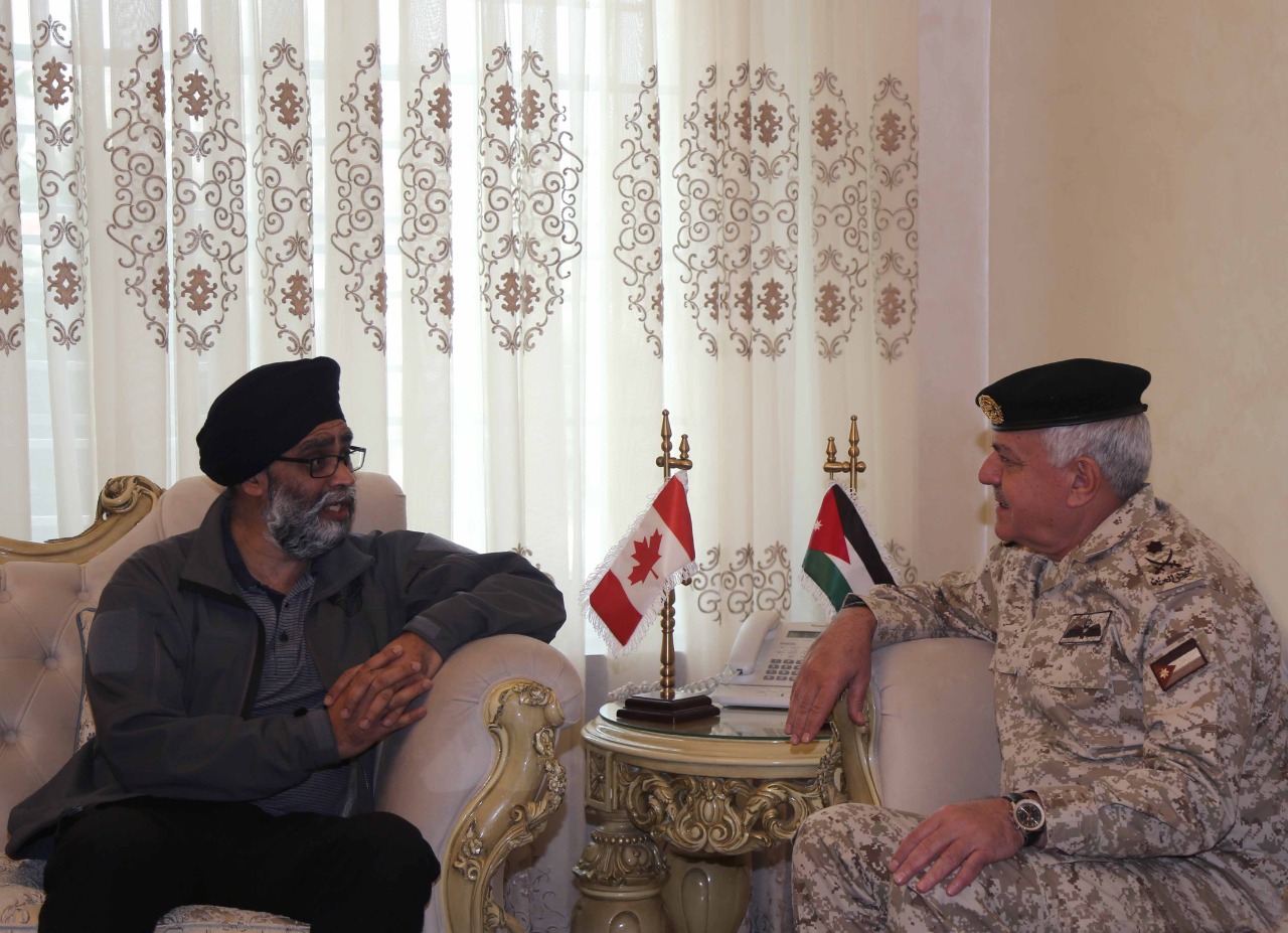 Army chief meets Canadian defense minister