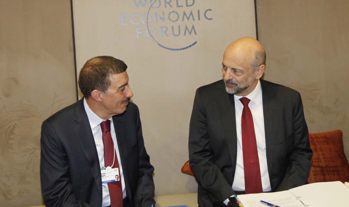 PM meets officials, economists in Davos