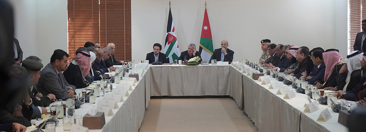 King meets local community representatives in Aqaba