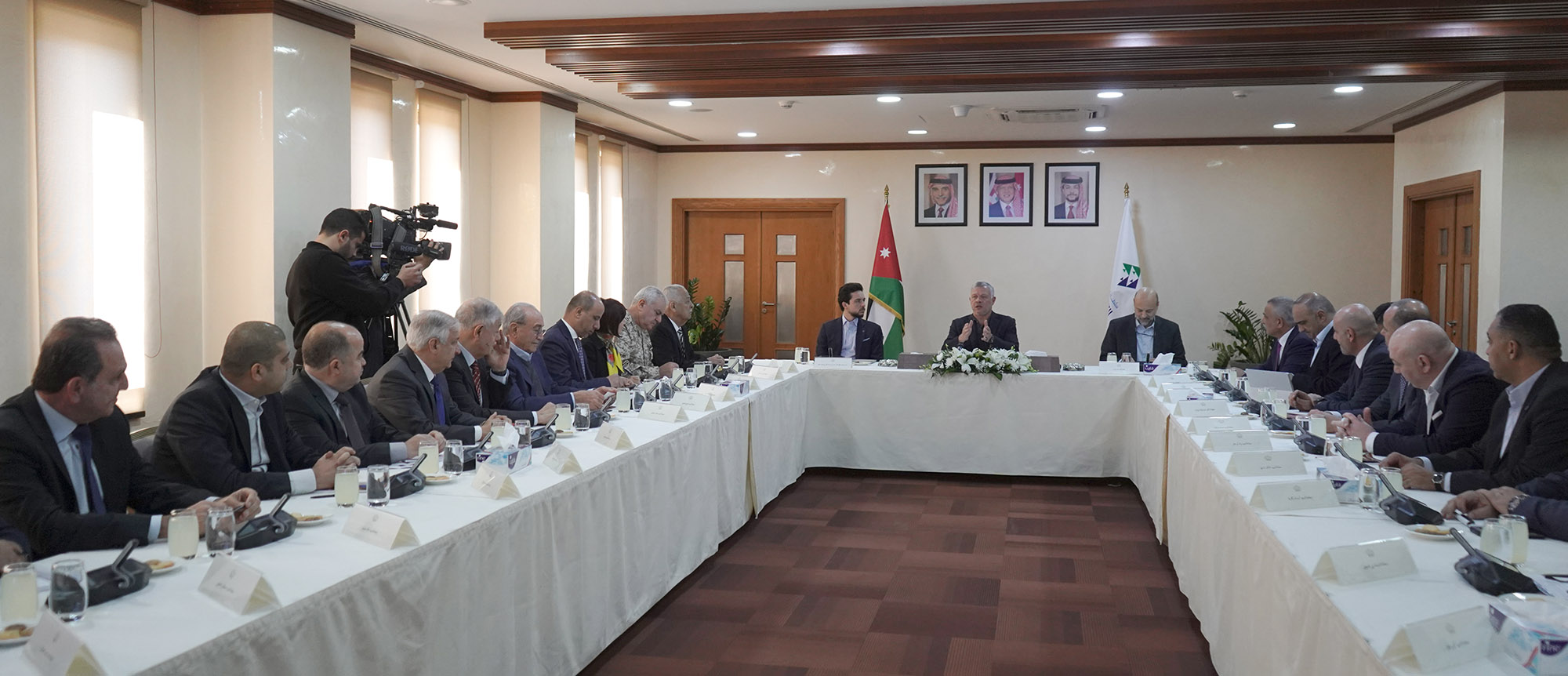 King meets private tourism sector representatives in Aqaba