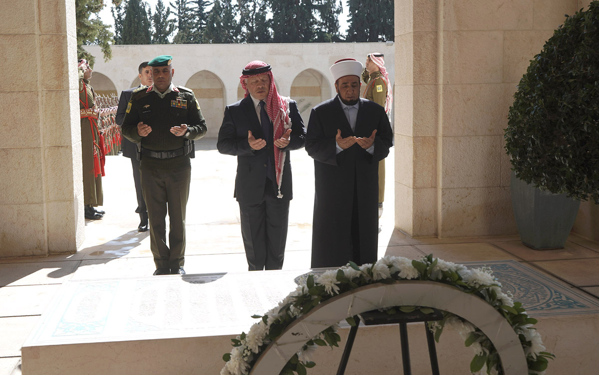 King visits King Hussein’s tomb on 21st anniversary of his passing