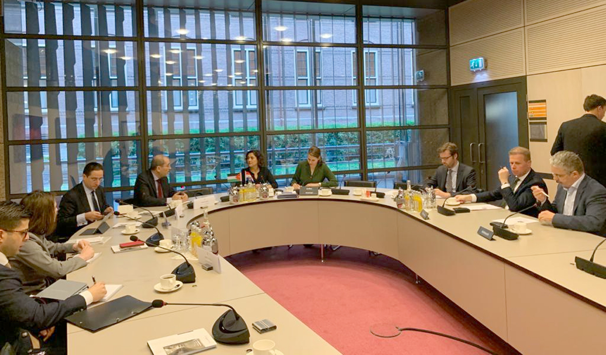 FM holds talks with Dutch officials