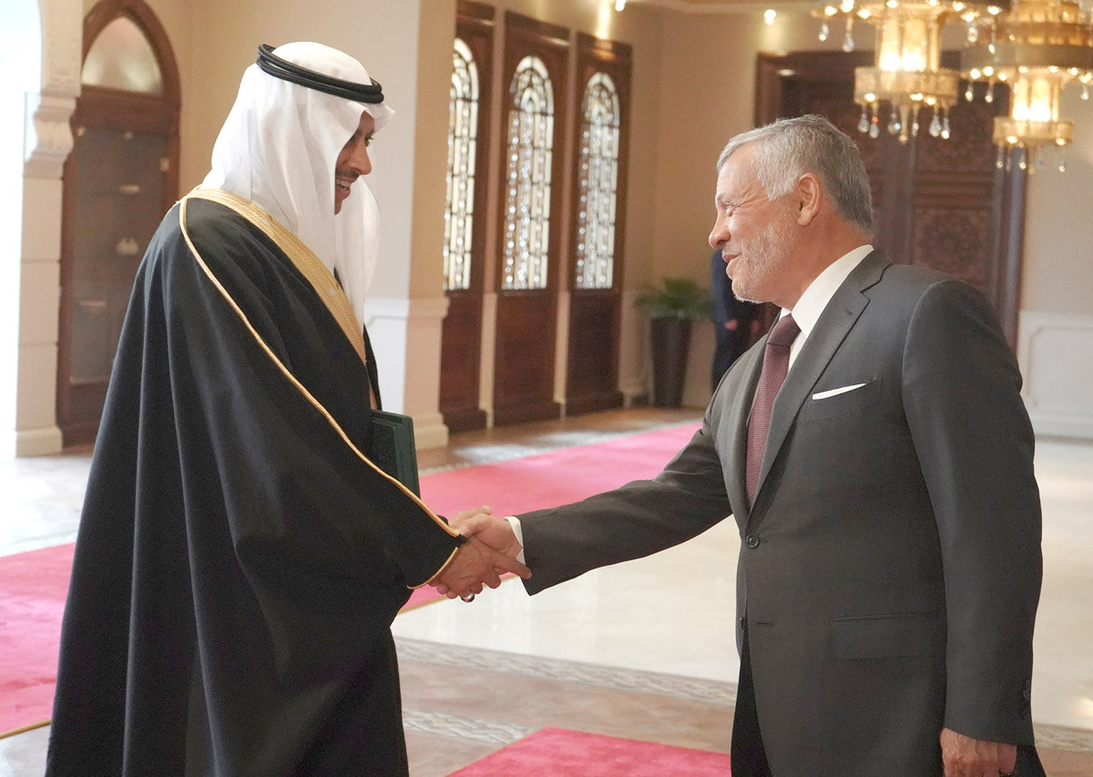 King accepts credentials of new ambassadors to Jordan