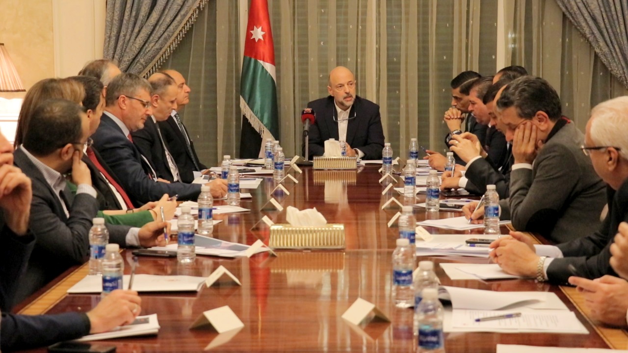 PM meets official media heads, newspaper editors