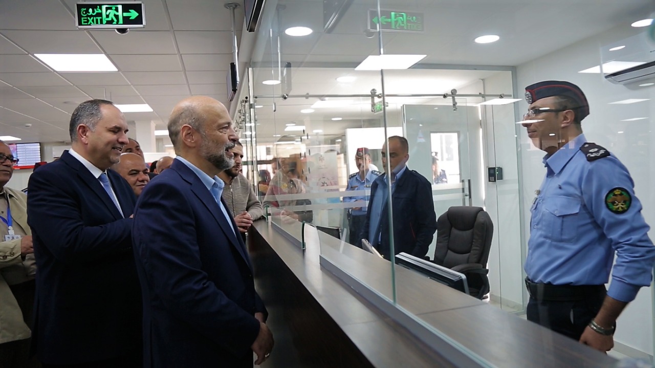 Razzaz checks on workflow at Comprehensive Government Services Center