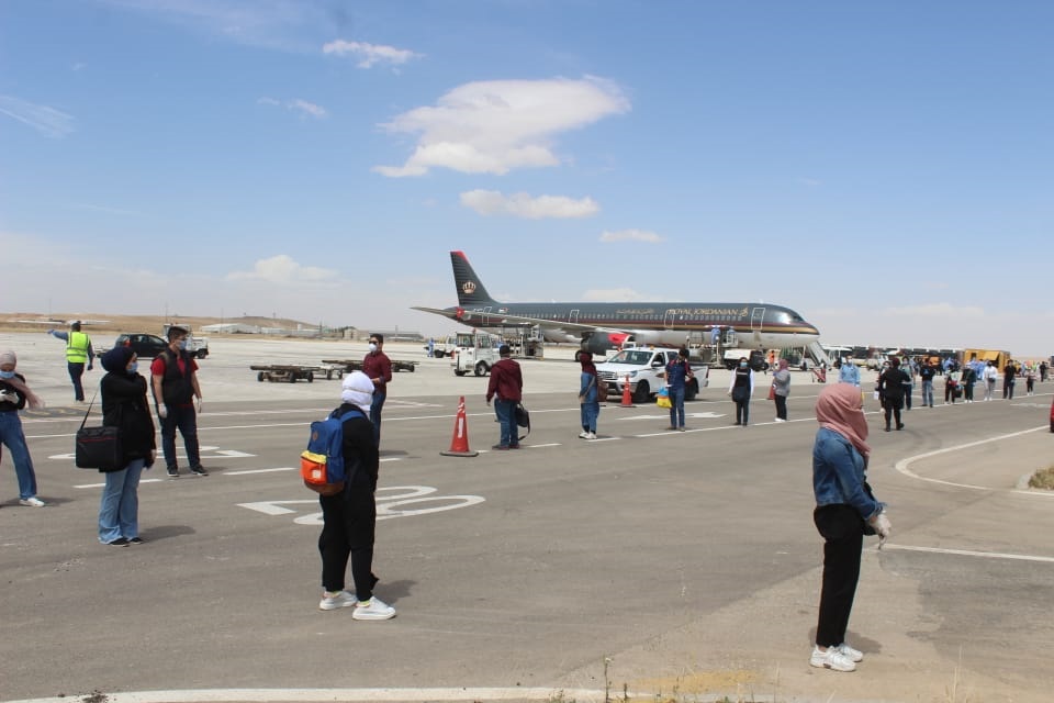 Armed Forces begin evacuating students arriving from abroad to quarantine sites