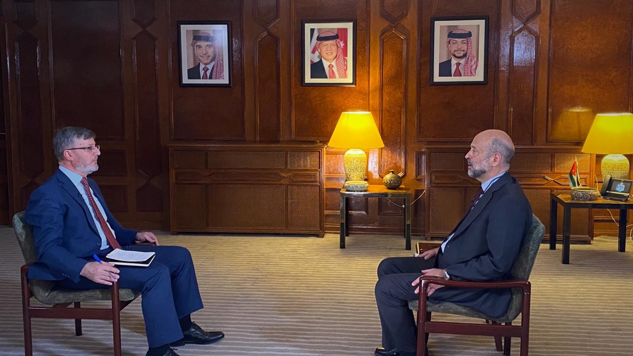 Razzaz talks of COVID-19 crisis, ways to address the pandemic