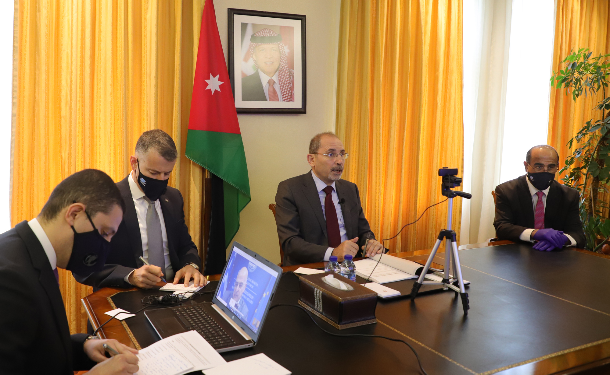 Safadi holds a tripartite meeting with Greek and Cypriot counterparts