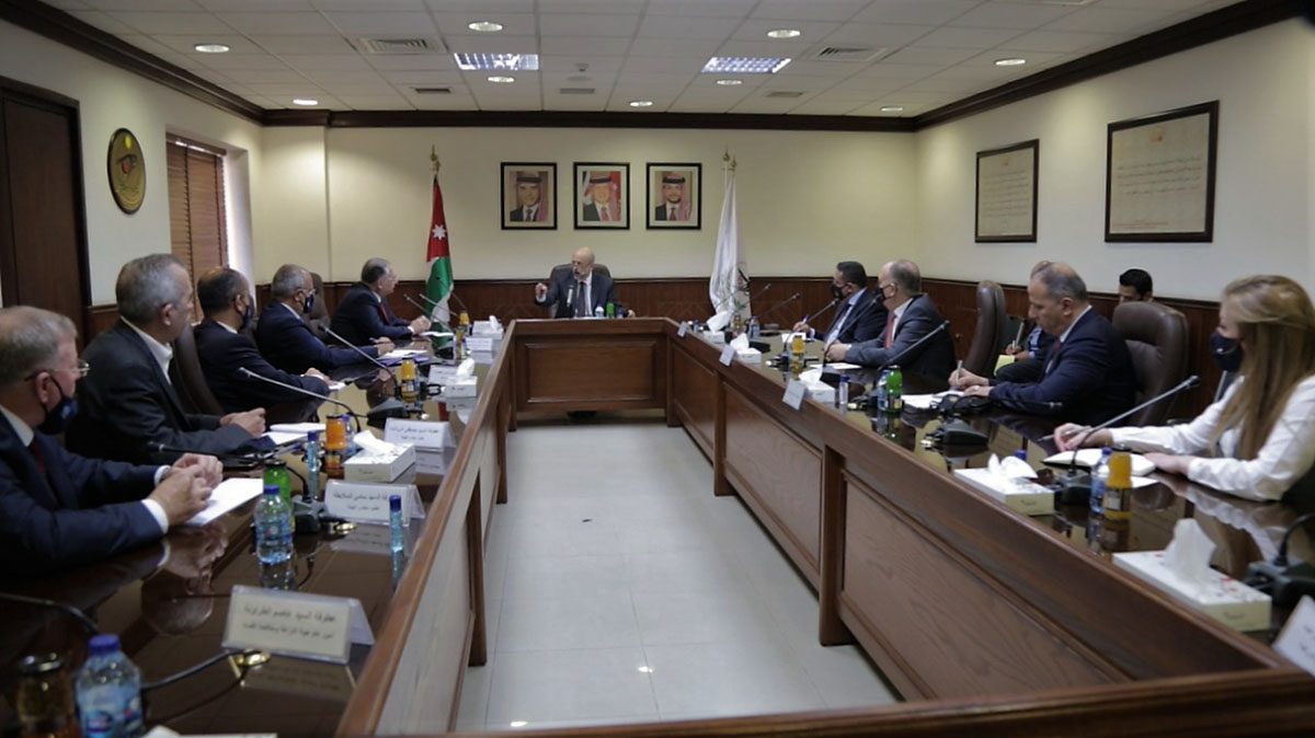 Razzaz: King underlined combating corruption, rule of law during Tuesday Cabinet session