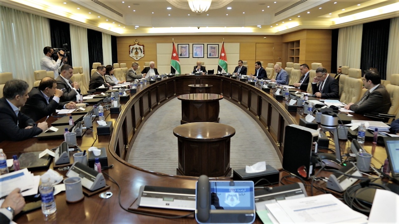 Razzaz reviews Covid-19 crisis measures to address economic repercussions