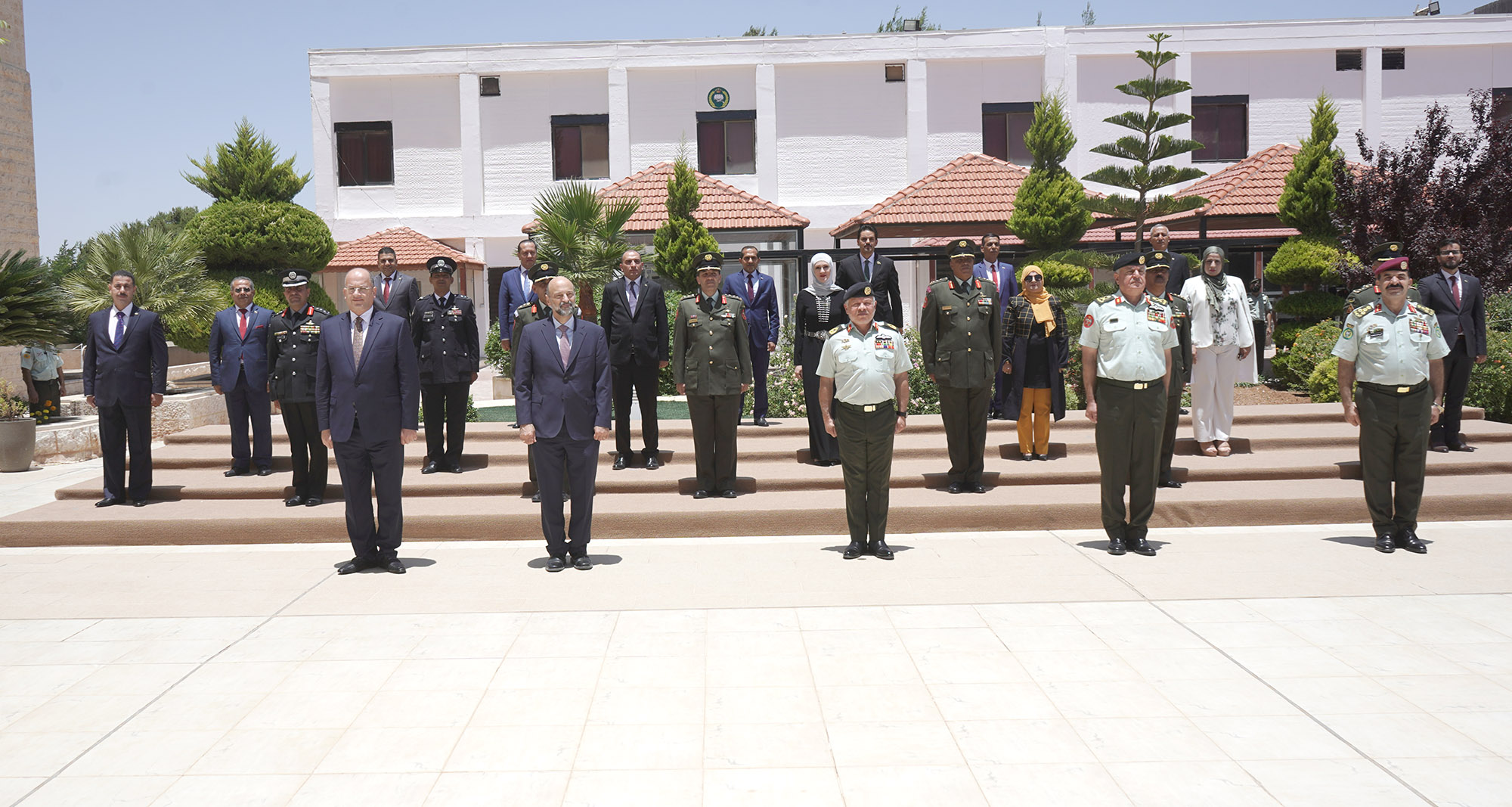 King attends Royal Jordanian National Defence College graduation ceremony