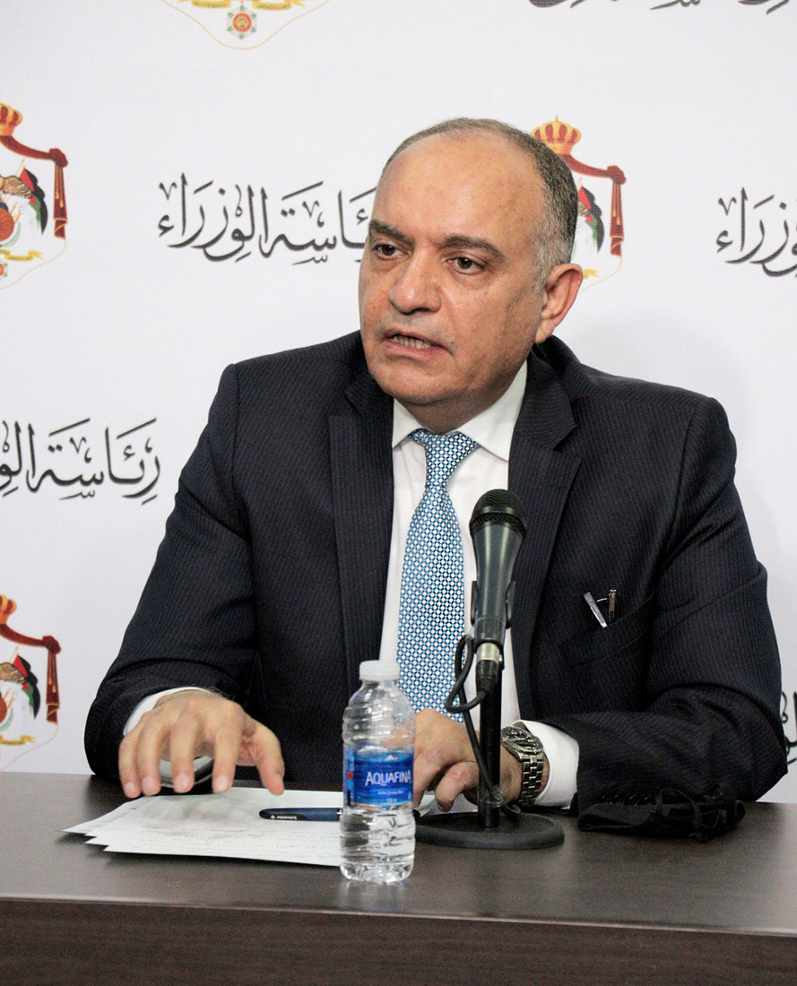 Gov't to issue decisions to support hardest hit sectors by COVID-19