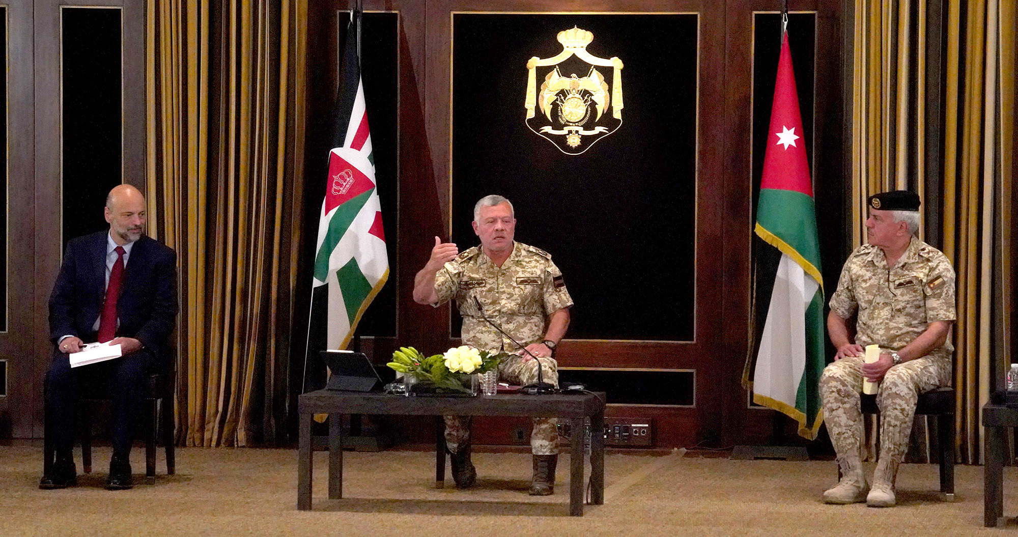 King meets military retirees, reaffirms Jordan’s unwavering position on Palestinian cause