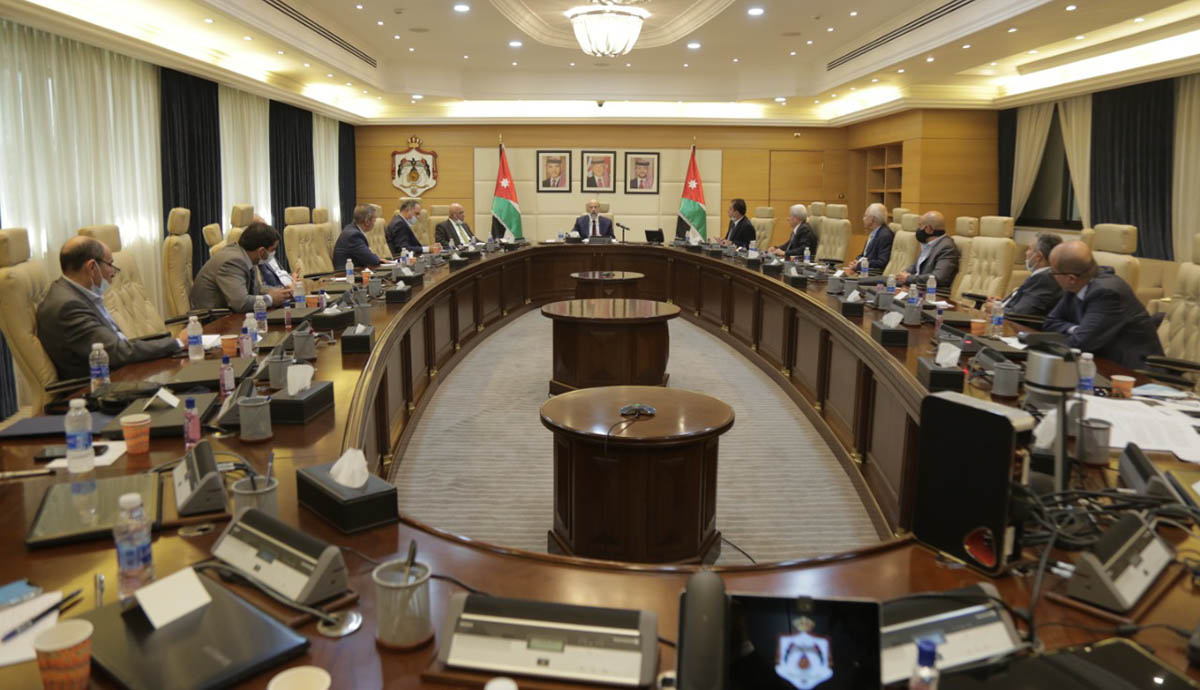 Gov't, professional associations hold talks