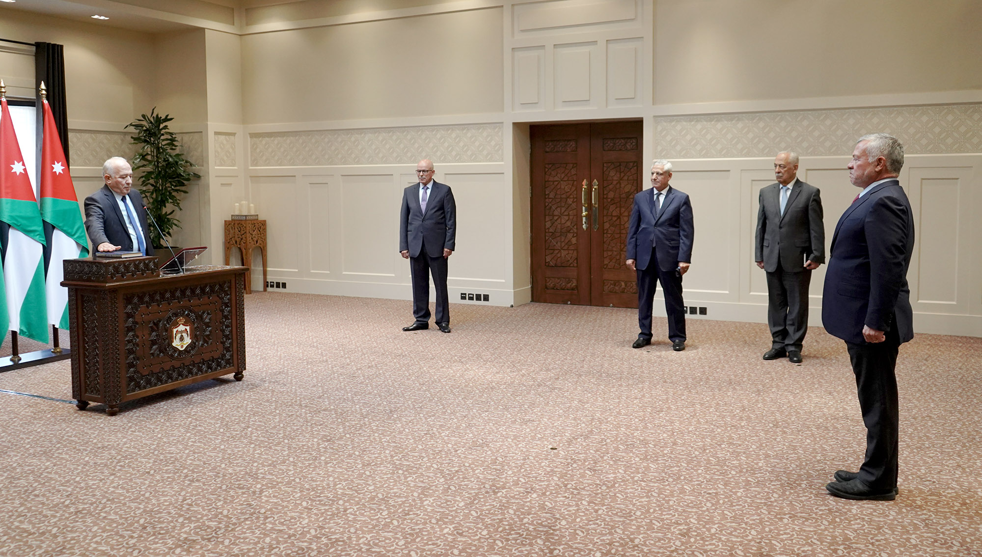 King swears in judges Thiabat, Zoubi