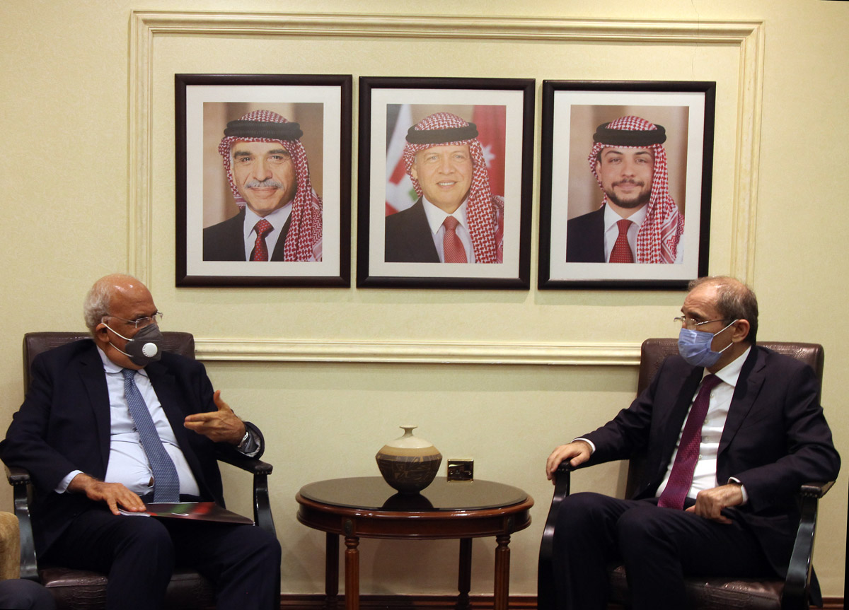 FM, Erekat discuss developments on the Palestinian cause