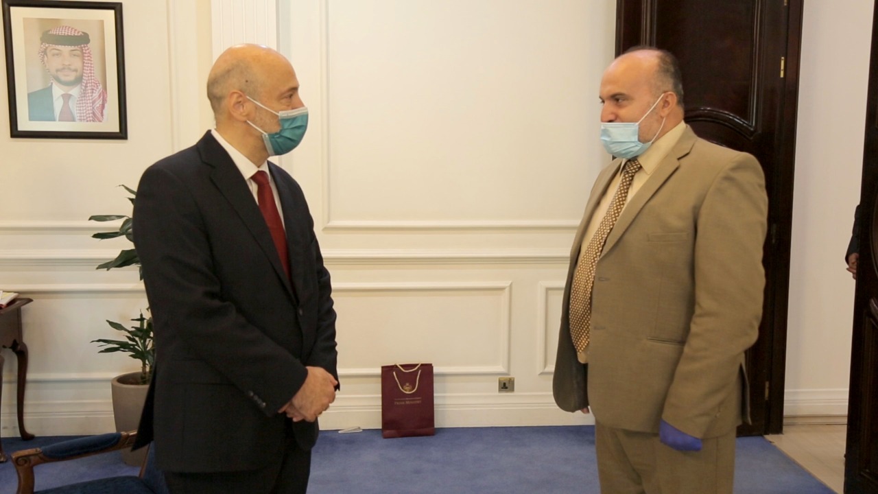 PM honors employee for uncovering corruption case