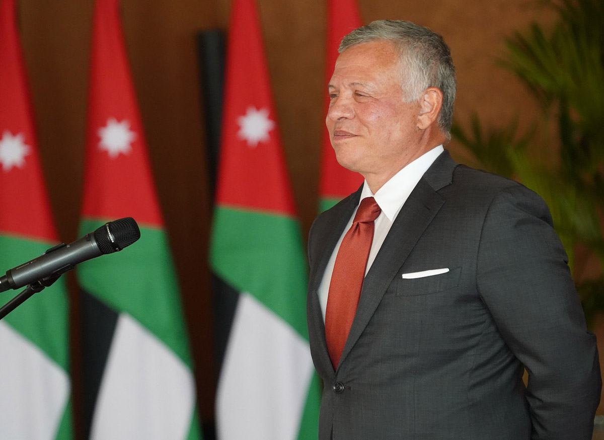 King accepts credentials of new ambassadors to Jordan