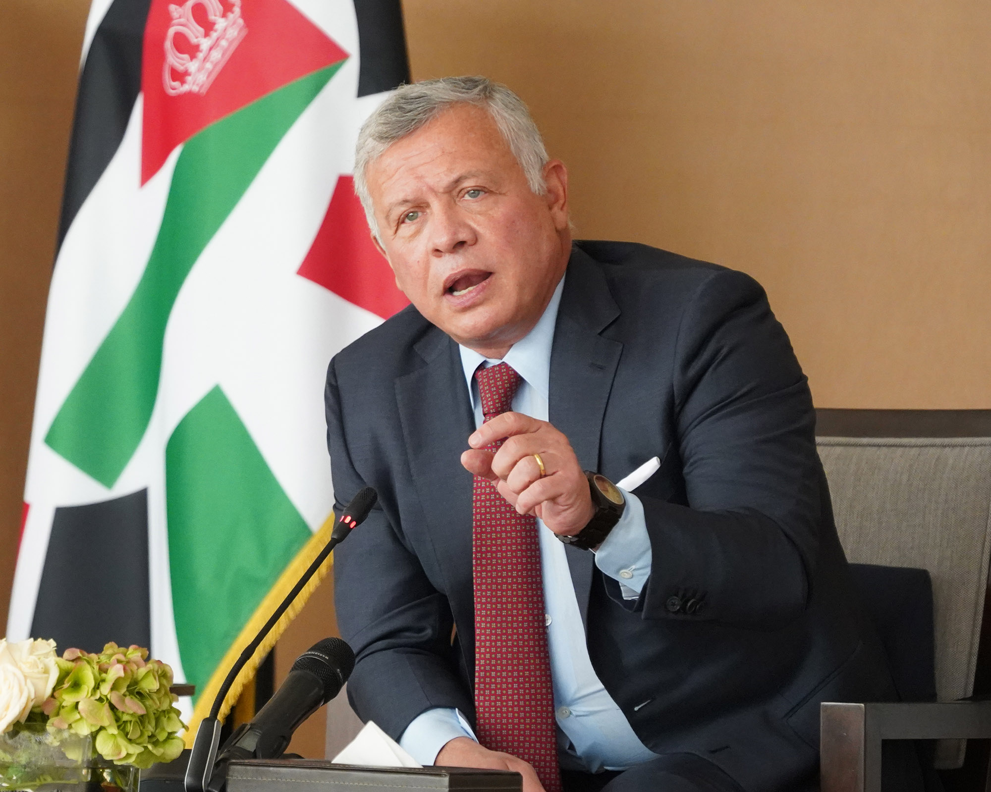 King meets with figures from southern governorates