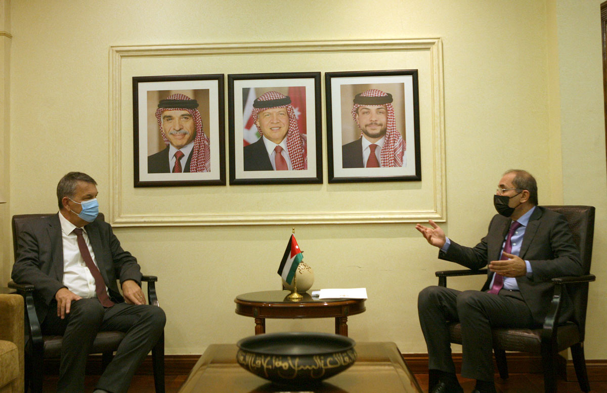 Safadi, Lazzarini discuss efforts to provide support to UNRWA