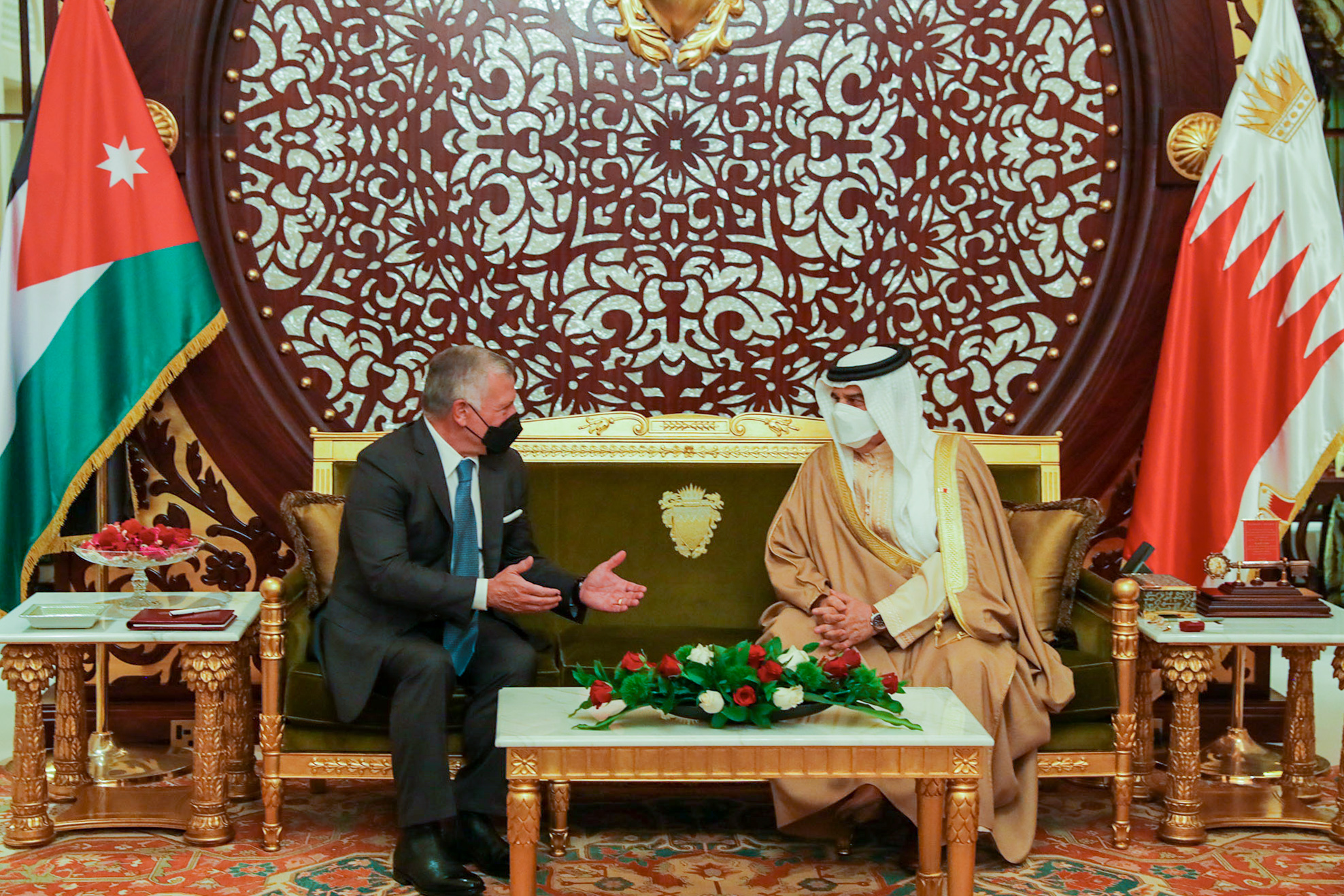 King holds talks with Bahrain monarch