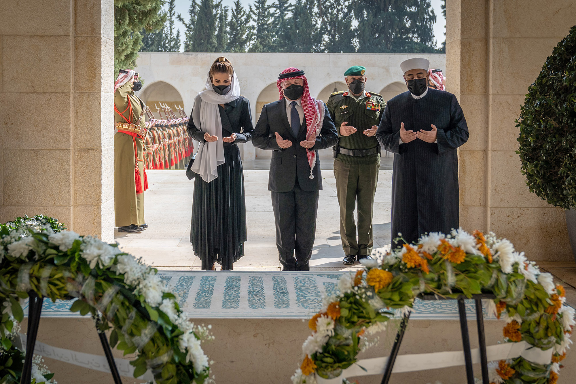 King visits King Hussein’s tomb on 22nd anniversary of his passing