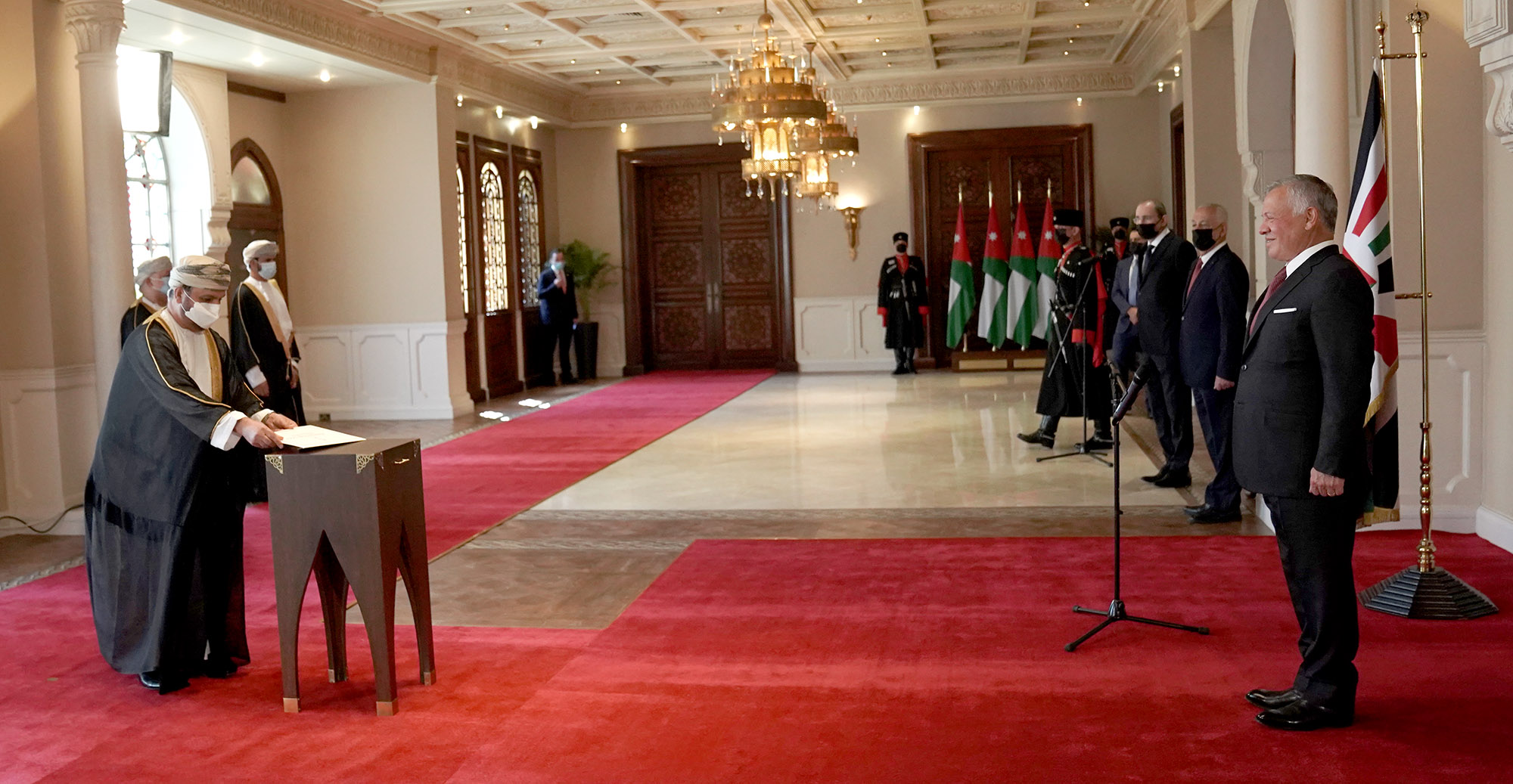 King accepts credentials of new ambassadors to Jordan