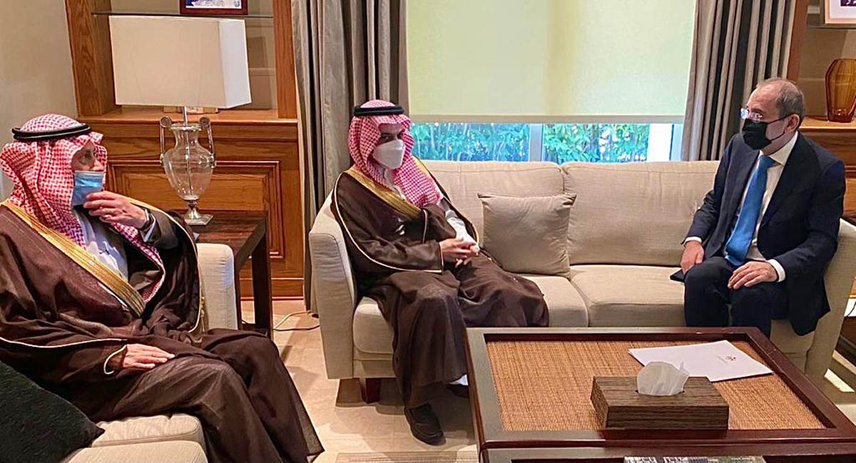 FM meets Saudi counterpart