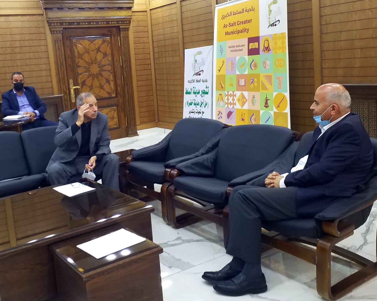 Kraishan instructs granting permanent contracts to Jordanian waste collectors working on daily wage