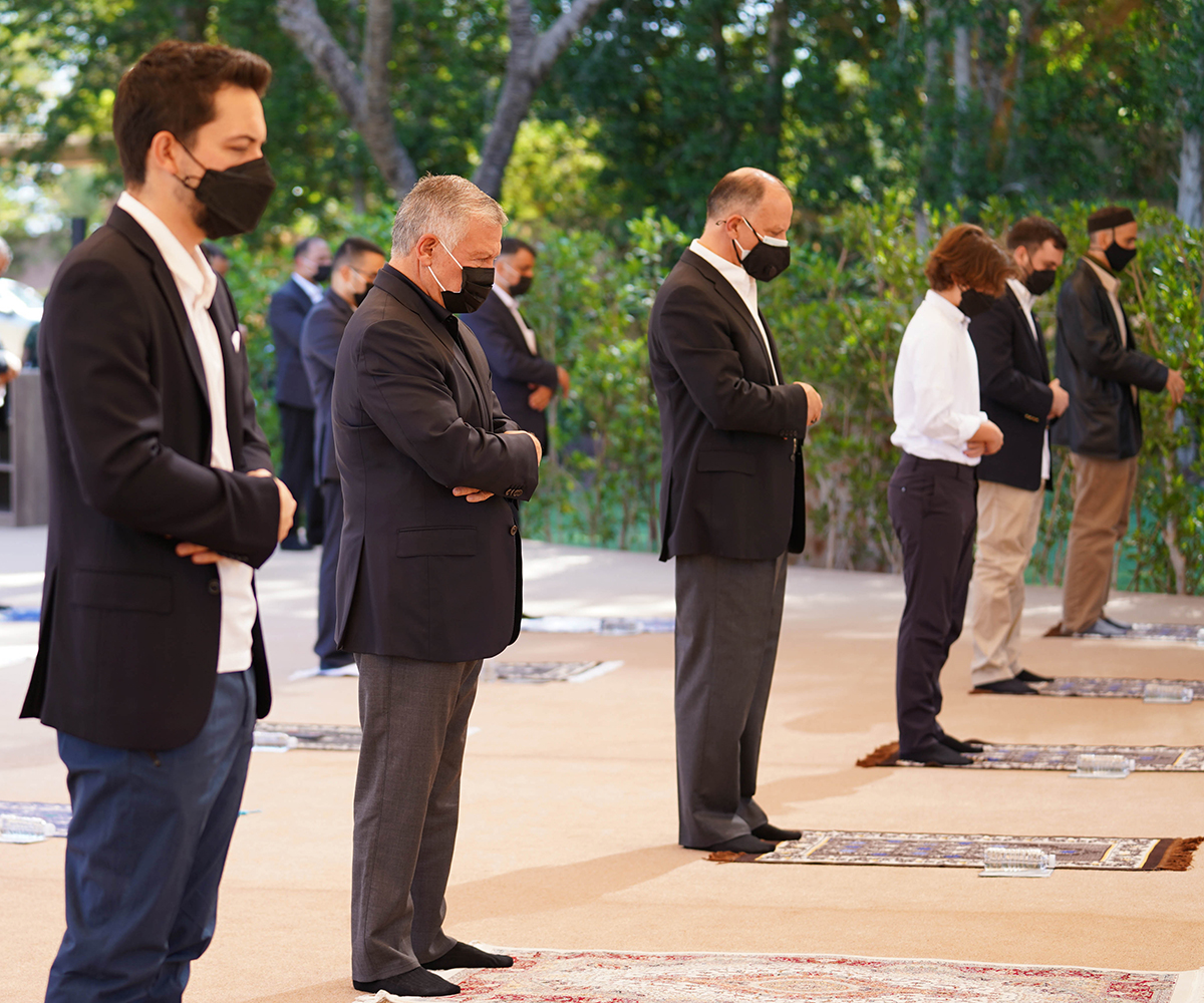 King, Crown Prince perform Eid Al Fitr prayer in Aqaba