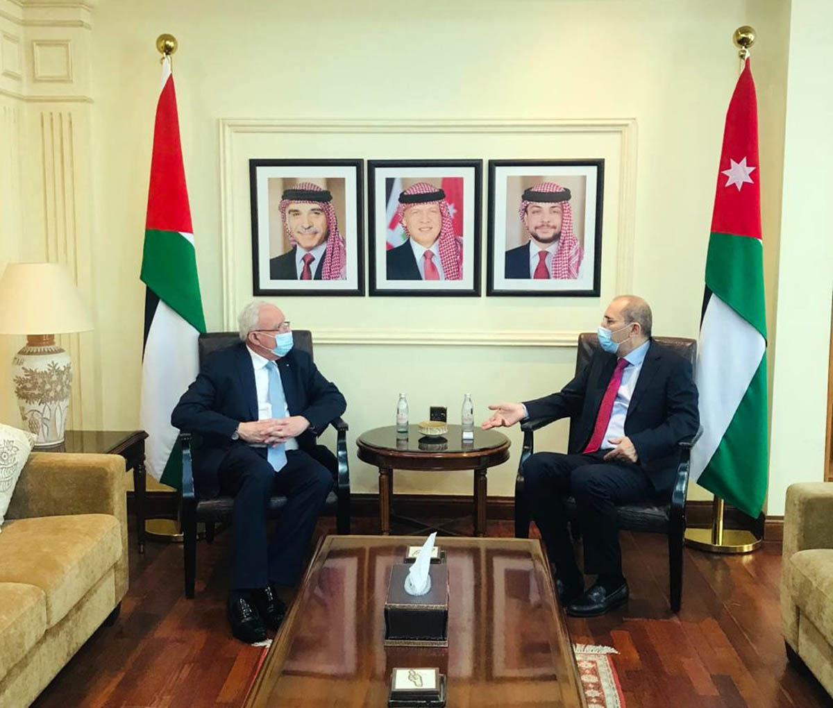 FM, Palestinian counterpart discuss peace process