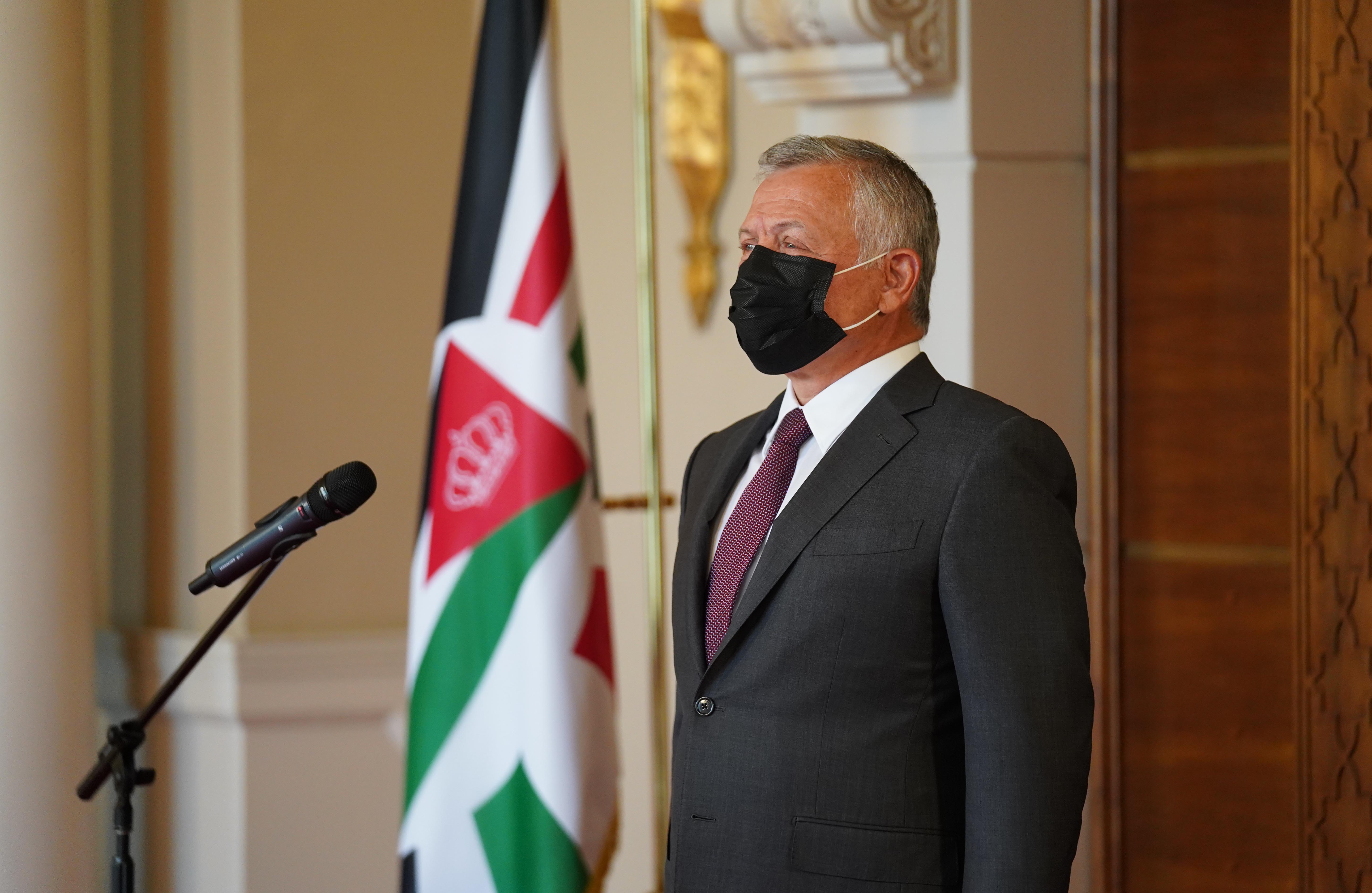 King accepts credentials of new ambassadors to Jordan