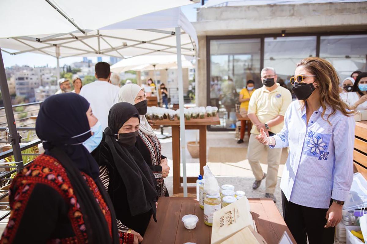 Queen Rania meets farmers, Dibeen.com online market beneficiaries