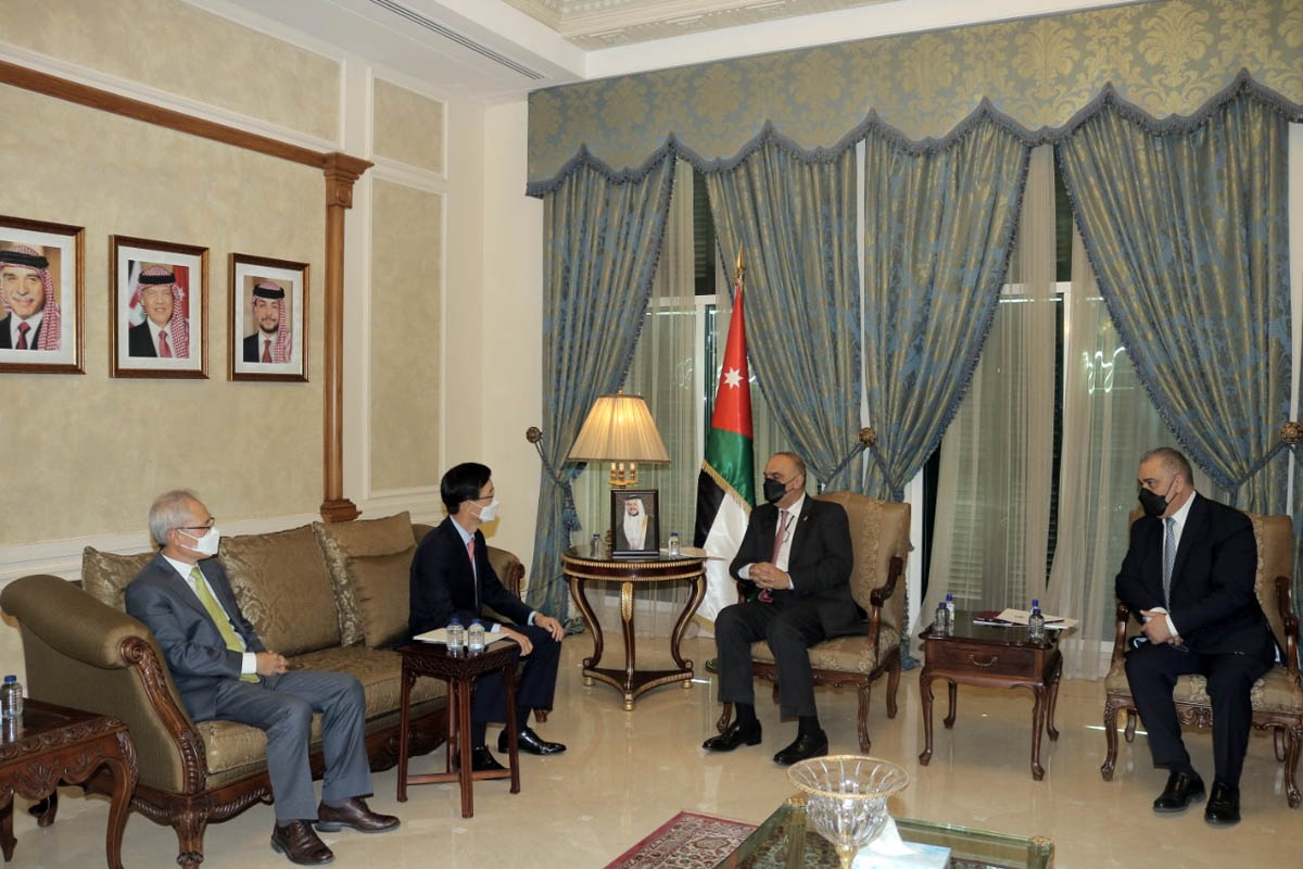 PM meets with CEO of Korea Eximbank