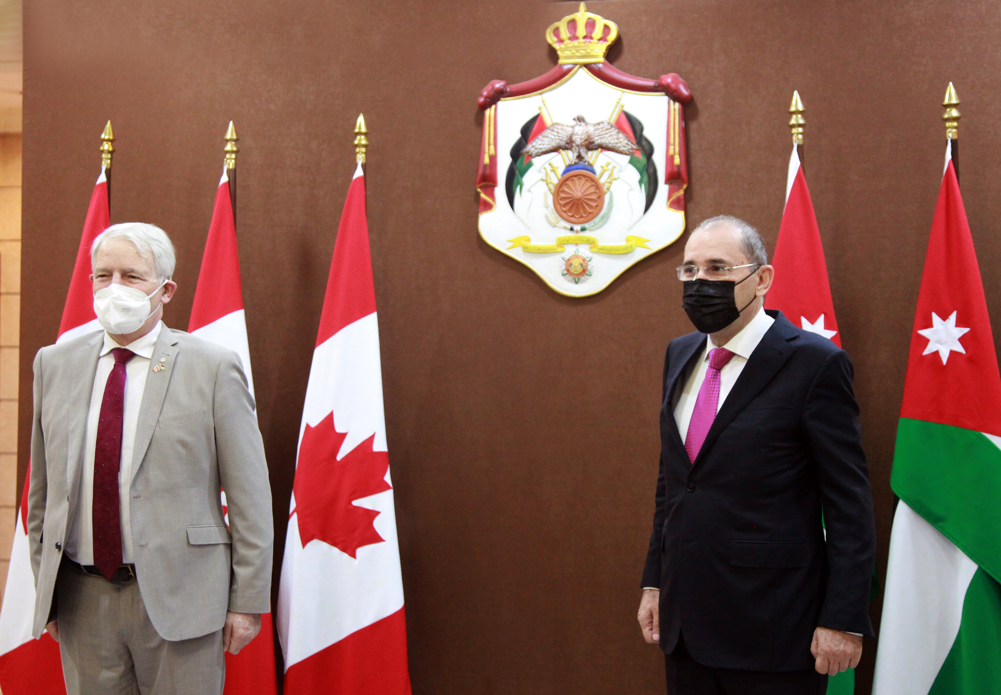 FM, Canadian counterpart hold talks