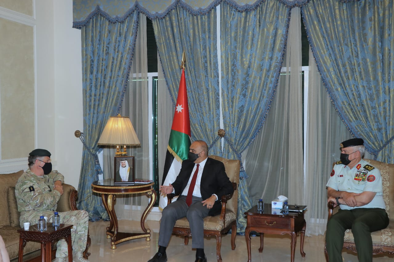 PM meets UK Chief of Defense Staff over military cooperation