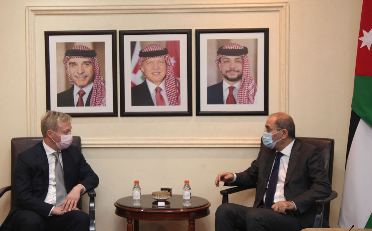 FM receives EU Mideast peace envoy
