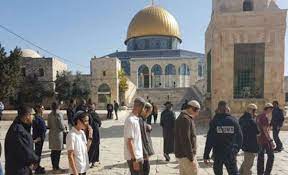 Scores of extremist settlers break into Al-Aqsa Mosque