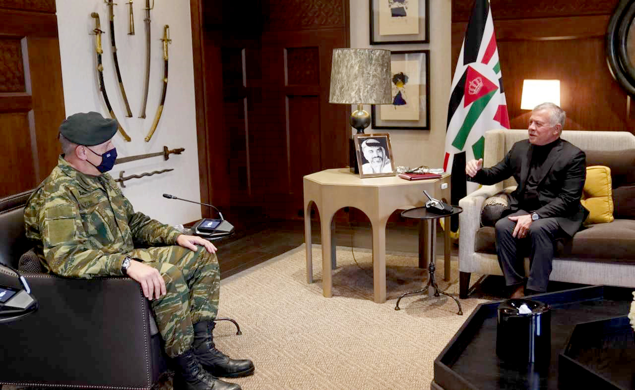 King receives Hellenic National Defence General Staff chief