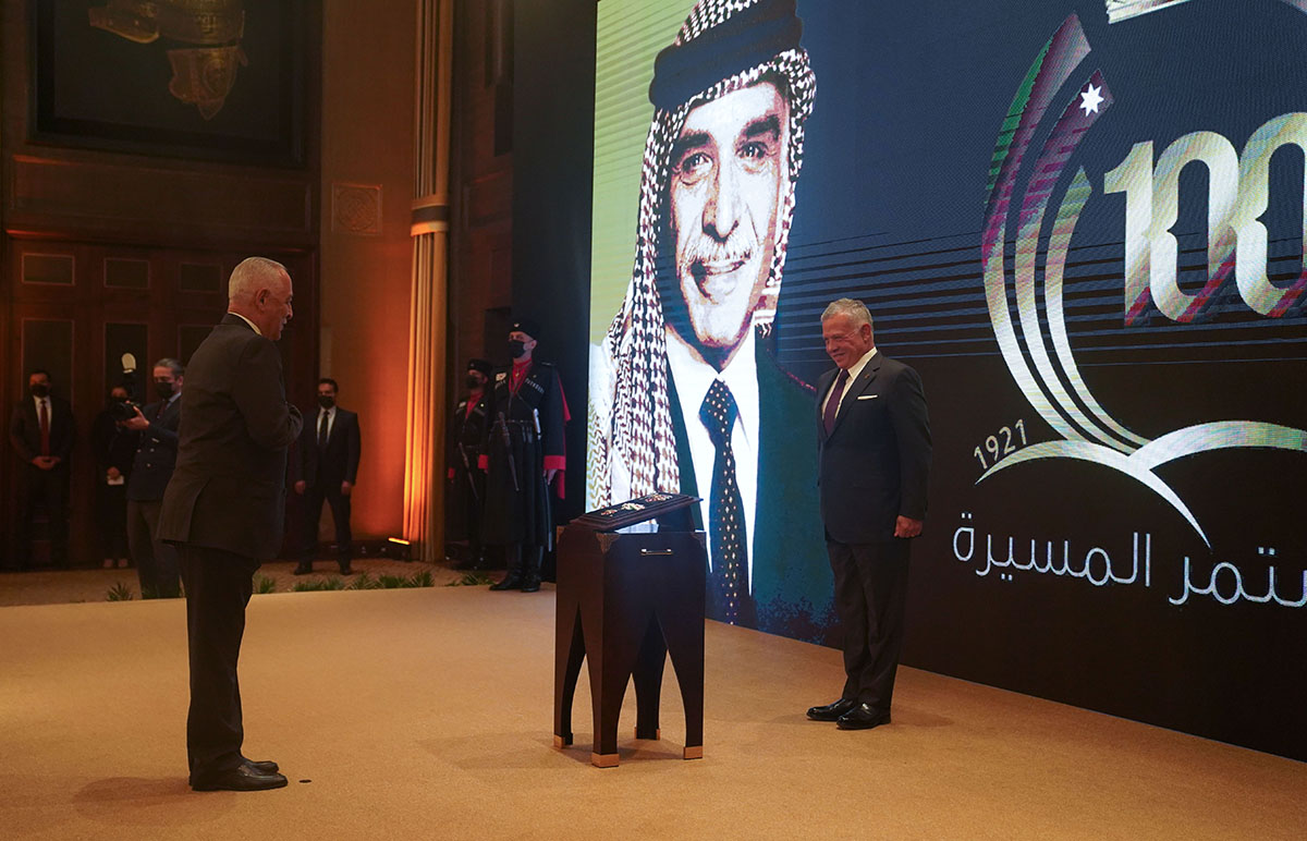 King bestows Order of State Centennial on figures who served during King Hussein’s reign