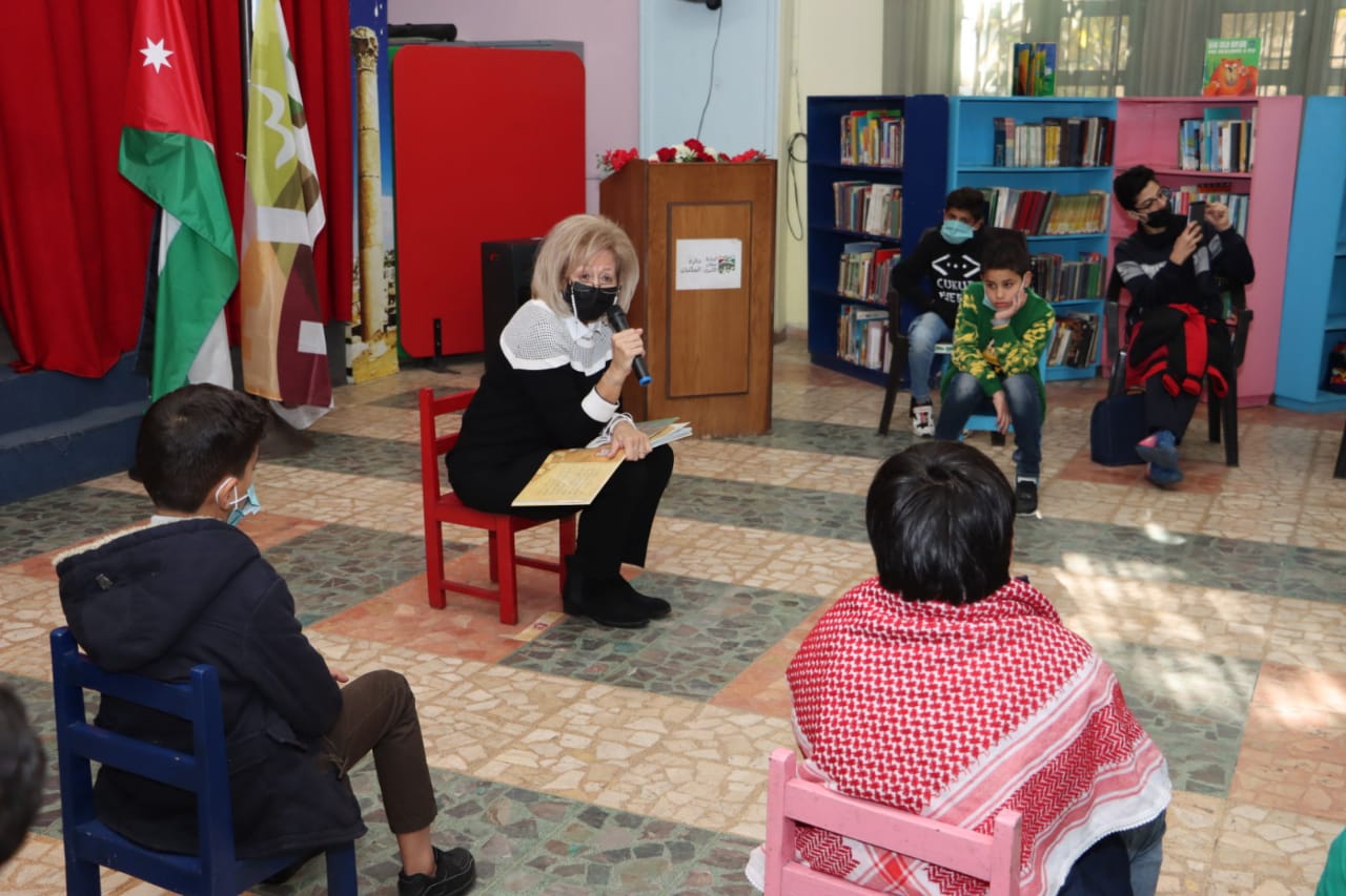 Culture minister reads stories to children on world Arabic language day
