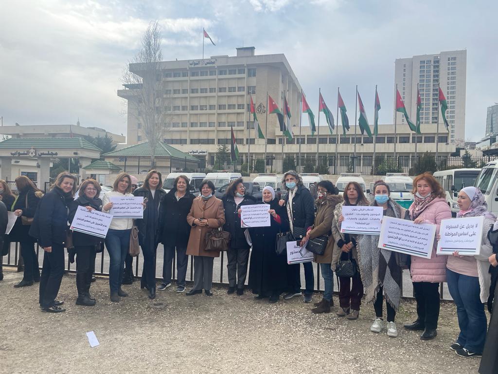 Women organize sit-down to amend article 6 of constitution