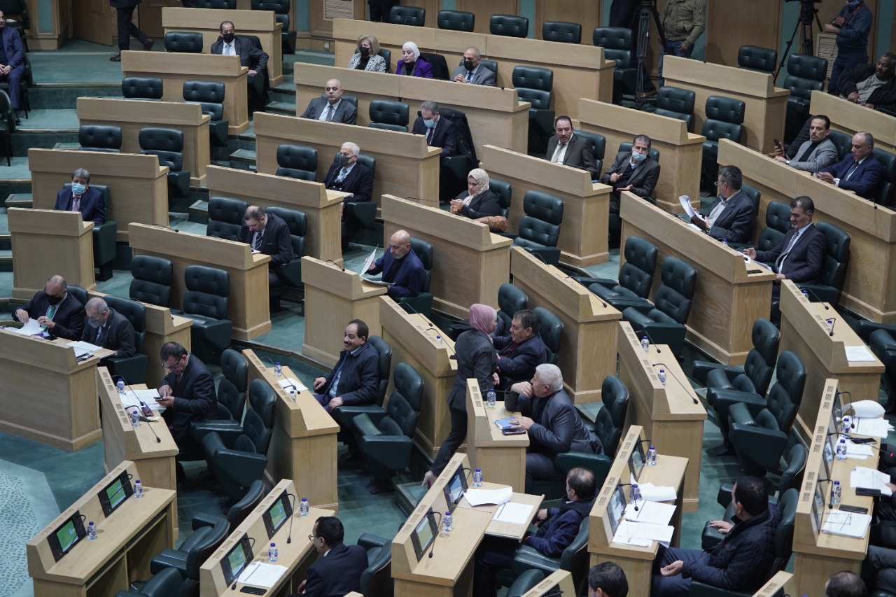 Parliament passes three amended constitutional articles