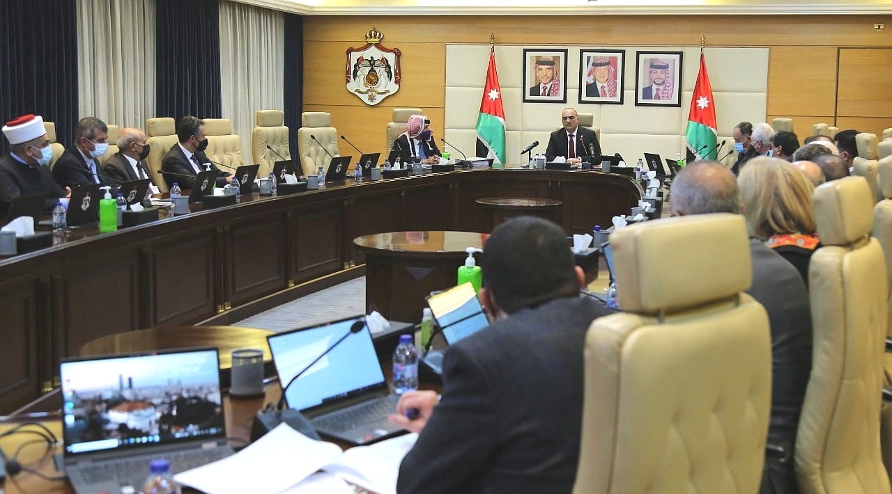 Gov't &amp;quotcommitted" to follow royal directives: PM