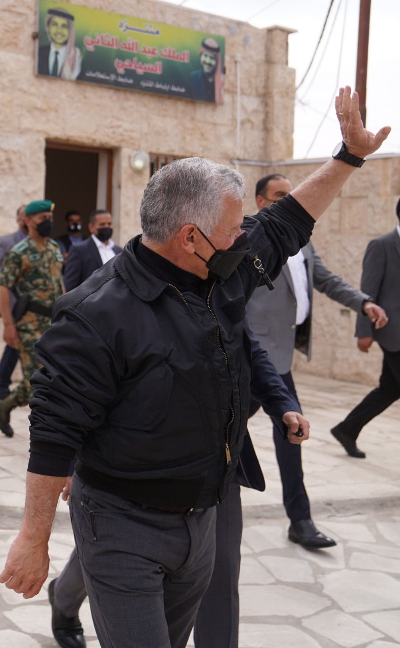 King, Crown Prince visit tourist, archaeological sites in Maan; tour old souk