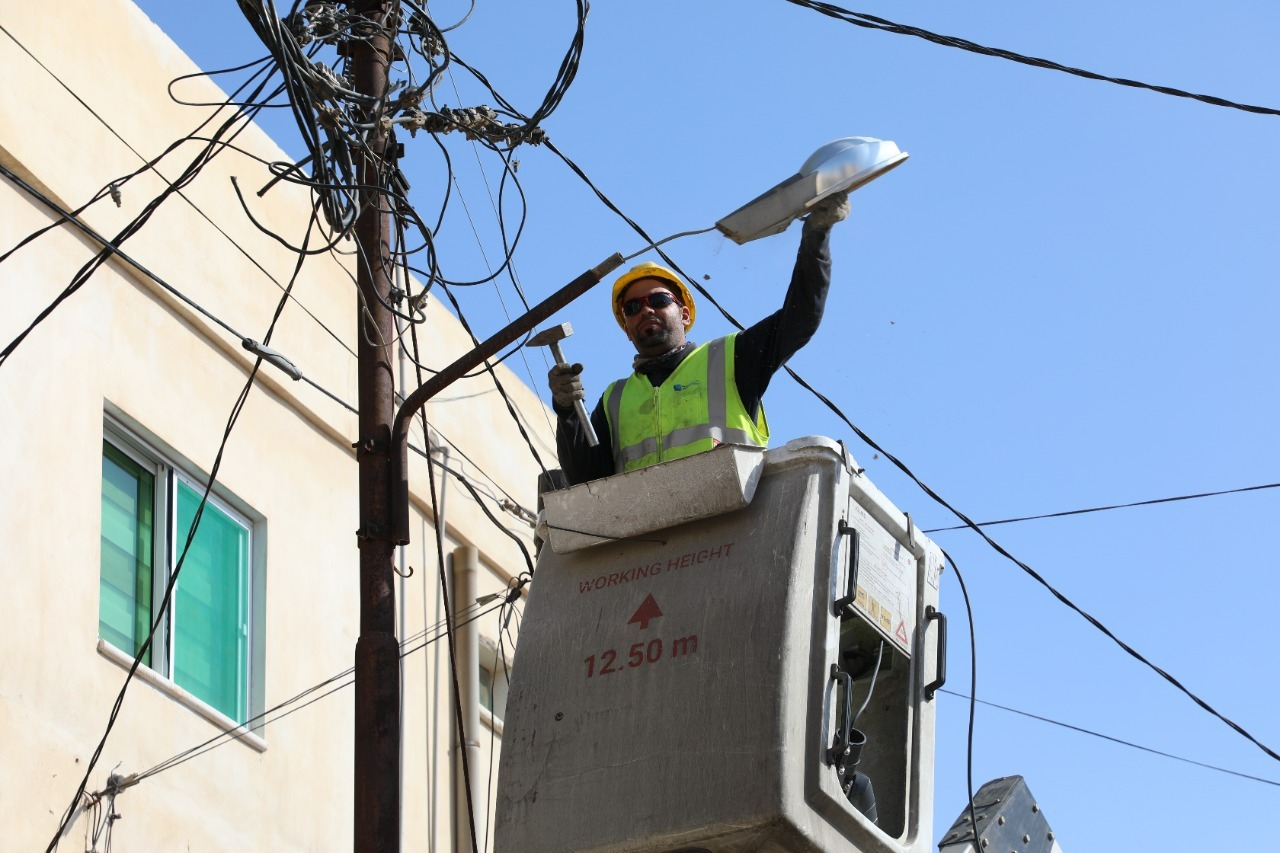 بلدية إربد تباشر استبدال وحدات الإنارة بموفرة للطاقة