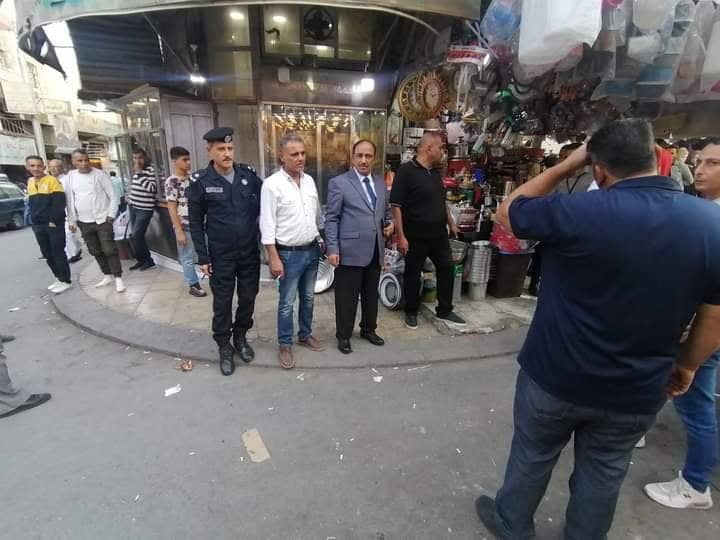 محافظ الزرقاء يشكل لجانا لإزالة كافة المعيقات في الوسط التجاري