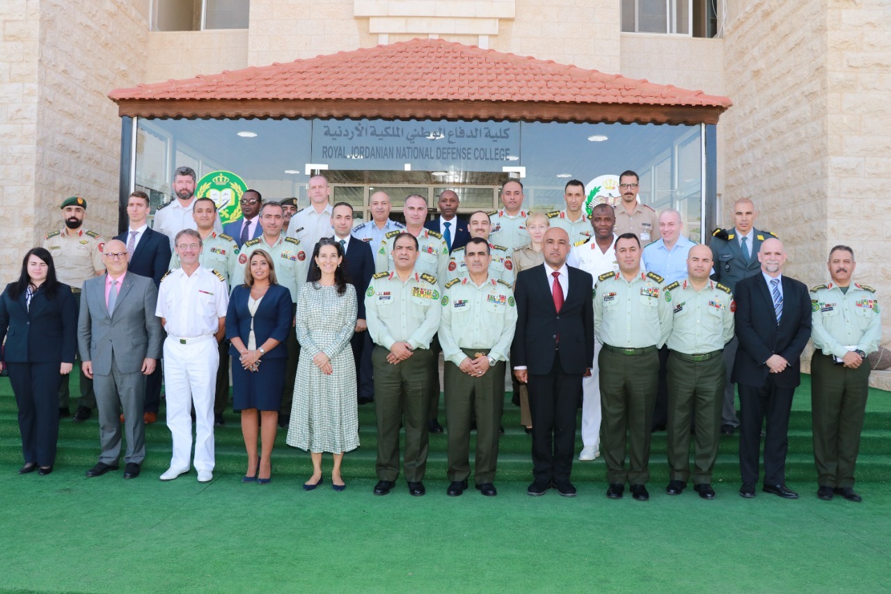 اختتام فعاليات دورة الدبلوماسية وسياسة الأمن الدولي في كلية الدفاع